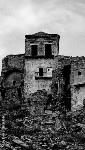 Italia in bianco e nero. Il borgo di Craco il cui centro storico iniziò a subire uno spopolamento dovuto ad una frana che, agli inizi degli anni ottanta, lo ha reso una vera e propria città fantasma. 