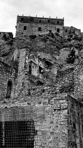 Italia in bianco e nero. Il borgo di Craco il cui centro storico iniziò a subire uno spopolamento dovuto ad una frana che, agli inizi degli anni ottanta, lo ha reso una vera e propria città fantasma. 