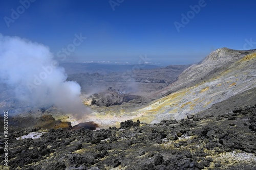 Italie, Sicile, le cratère de l'Erna est le site d'une activité volcanique intense et continue aves des éruptions qui modifient sa structure.