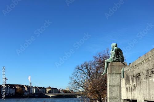 Helvetica auf Reisen am Rhein in Bssel