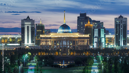 Foto Close up view of Astana city day to night timelapse and the president's residenc