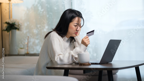 Valokuva stress, debt, responsibility, credit card, expense, problem, laptop, sadness, co