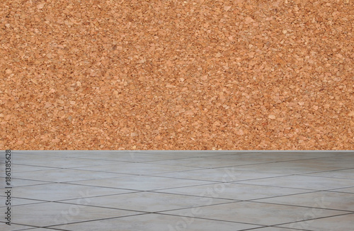 Kellerwand mit mit Fliesen und Kork