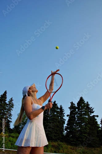girl playing tennis