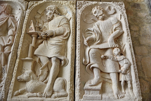 Valokuva Bas-relief des évangélistes de l'abbaye du Mont-Saint-Michel