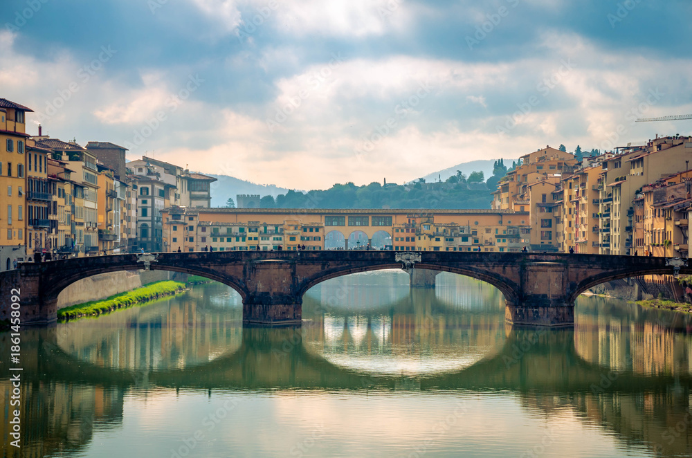 Obraz premium Ponte vecchio, the medieval stone,arch bridge, symbol of Florence over Arno river.