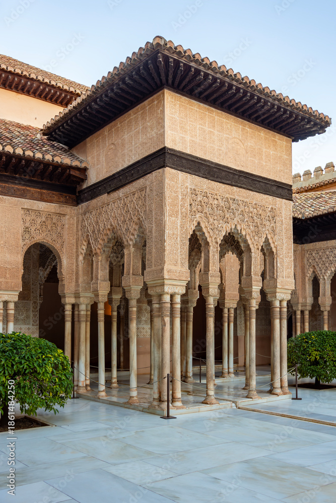 Obraz premium Court of Lions in Nasrid palace of Alhambra, Granada, Spain