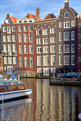  Typical canal Houses . Canal houses usually had a basement and a loft and attic where trade goods could be stored