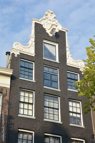  Typical canal Houses . Canal houses usually had a basement and a loft and attic where trade goods could be stored