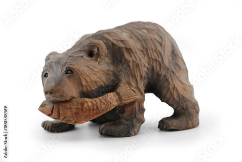 北海道のお土産　鮭を食べる木彫りのクマ