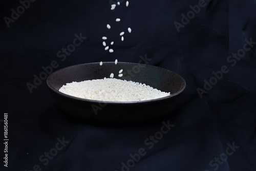 黒背景の器にいれたもち米