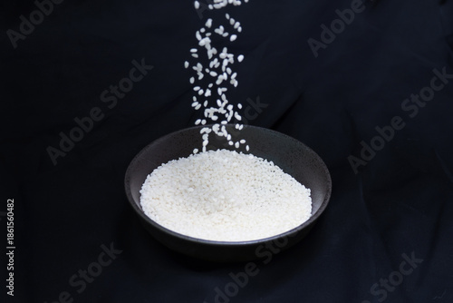 黒背景の器にいれたもち米