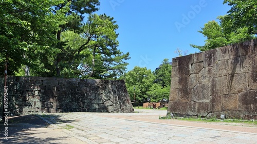 青空と新緑に映える和歌山城の石垣