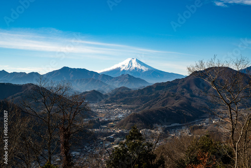 冬の青空と冠雪した富士山の風景
