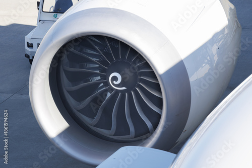 旅客機の巨大なジェットエンジン