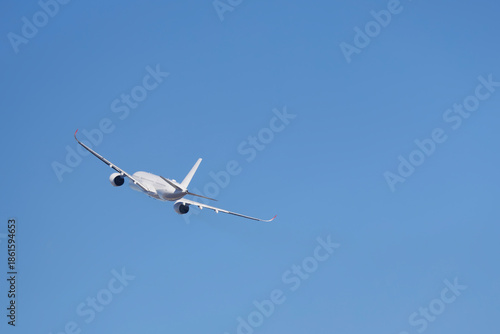 青空を背景に空に舞い上がる飛行機