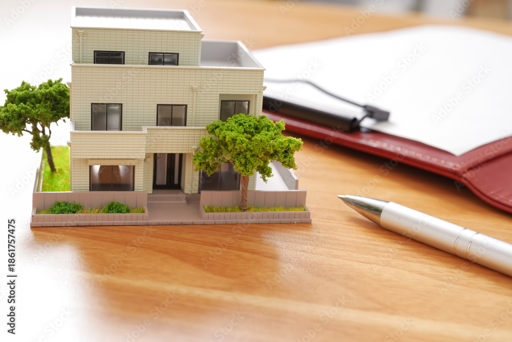 Fototapeta premium 不動産物件の比較と書類作成のイメージ