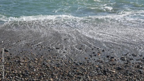 Wallpaper Mural 穏やかな波がよせる砂利浜の波打ち際 Torontodigital.ca