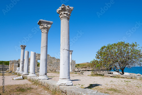 Tableau sur toile Columns on the ruins of an ancient basilica on a sunny May day