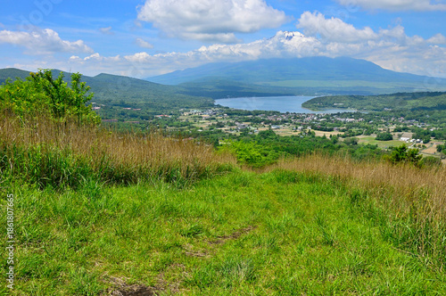 丹沢山地の甲相国境尾根　高指山山頂より眺める富士山と山中湖
