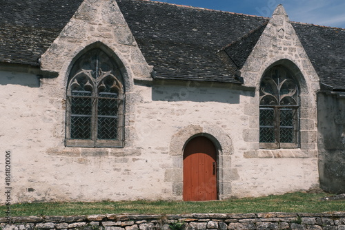 Fenêtres et porte de chapelle .
