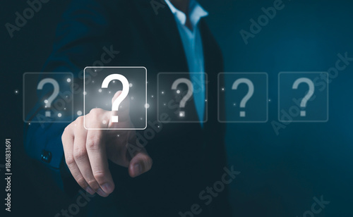 Fotografía This image symbolizes decision-making and problem-solving in a modern business context