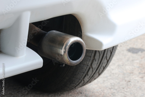 自動車のマフラー