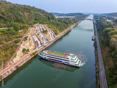 인천시 경인아라뱃길 유람선과 아라폭포