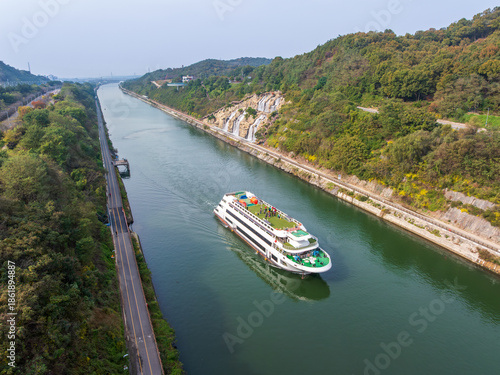 인천시 경인아라뱃길 유람선과 아라폭포