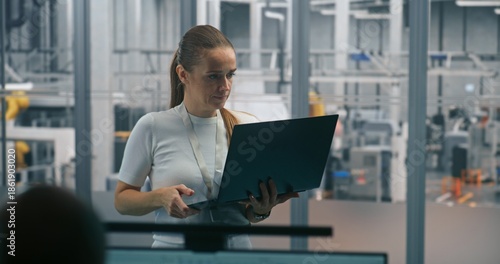 Cuadro en lienzo Woman Monitoring Automated Systems on Laptop