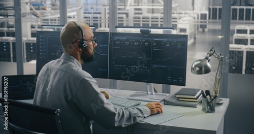 Konstfotografi Specialist Coordinating Data Center Operations Remotely