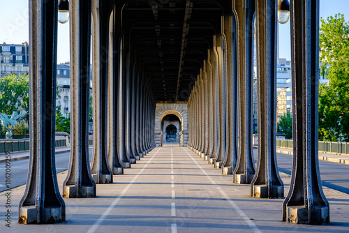 Bir Hakeim bridge perspective Paris