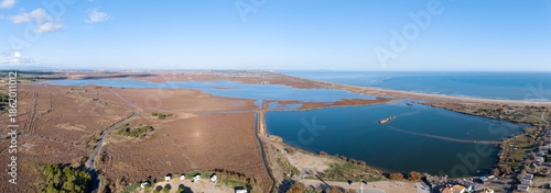 Grand panorama de l'étang de pissevache à Fleury d'Aude en Occitanie.