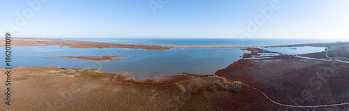 Grand panorama de l'étang de pissevache à Fleury d'Aude en Occitanie.