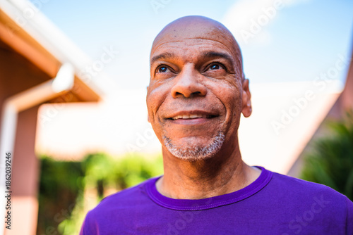 Foto Close-up portrait of a happy senior African American man looking up with a hopeful expression outdoors