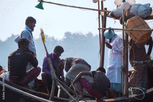 Foto Candid Portraits of Fishermen Working on Boats at Inani