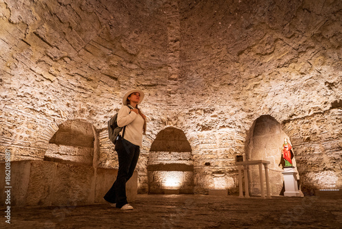 Mujer viajera explorando el subterráneo del Palacio de Diocleciano, en la ciudad de Split, Croacia