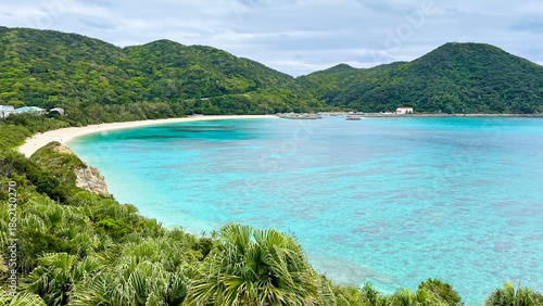 エメラルドグリーンに広がる絶景の海 沖縄 渡嘉敷島