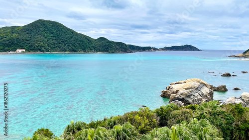 エメラルドグリーンに広がる絶景の海 沖縄 渡嘉敷島