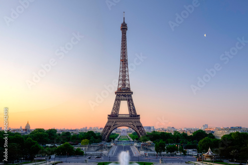 La Tour Eiffel à l'aurore