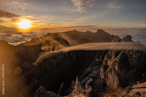 Fotografie Scenery view of sunrise over the Low's Gully a 1,800 m deep gorge carved out by glaciation on the north side of Mt