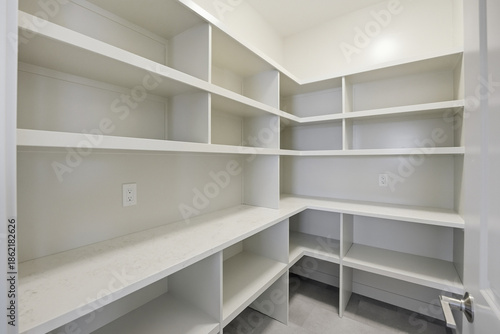 Bilde på lerret Very clean and empty pantry with white shelves