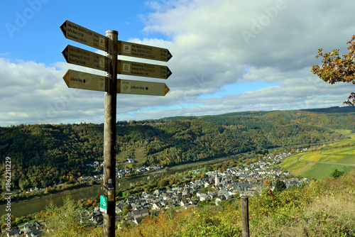 Schilder von Wanderwegen bei Enkirch an der Mosel im Landkreis Bernkastel-Wittlich in Rheinland-Pfalz im Herbst. Aussicht vom Wanderweg Moselsteig Seitensprung Leiermannspfad. 