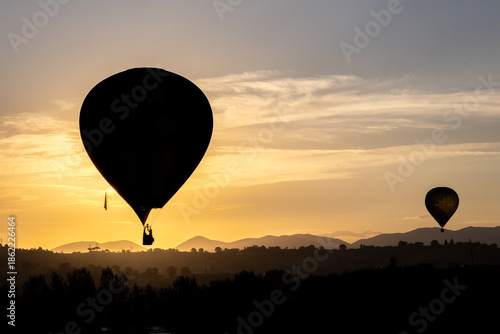 Mongolfiere colorate si alzano in volo all'alba