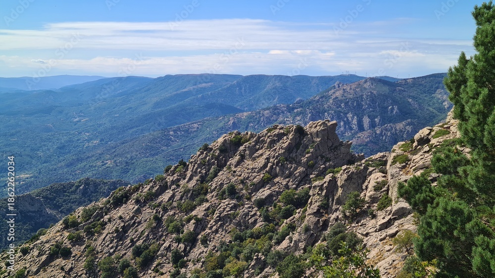 Fototapeta premium Les magnifiques arêtes rocheuses du mont Caroux vues depuis la table d'orientation du Caroux