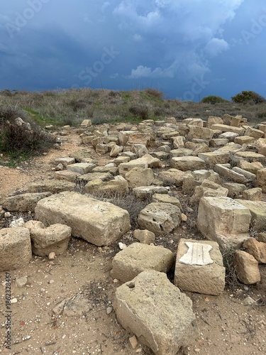porozrzucane kamienne głazy na tle ciemnego nieba