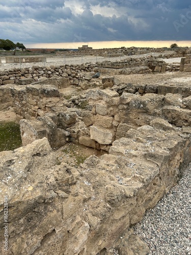 ruiny zamiennego zamku na tle ciemnych chmur