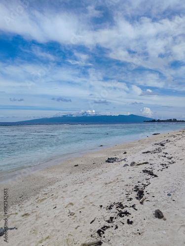 Plage de Moorea avec vue de Tahiti en Polynésie