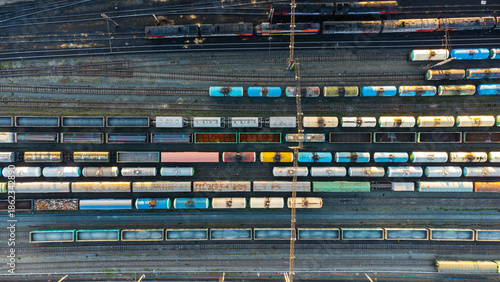 Foto a railway station loaded with freight trains