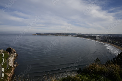 Vista de la playa de Salinas en Castrillón, Asturias, España